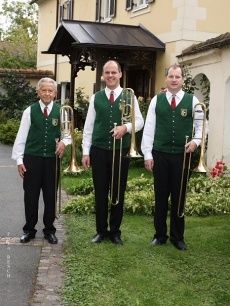 Bild enthält, People, Person, Adult, Male, Man, Musical Instrument, Vest, Brass Section, Coat, Face