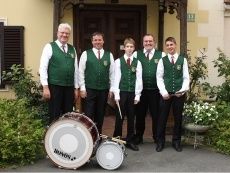 Bild enthält, People, Person, Vest, Adult, Male, Man, Musical Instrument, Musician, Performer, Shoe