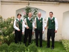 Bild enthält, Vest, People, Person, Adult, Male, Man, Grass, Potted Plant, Shoe, Flower
