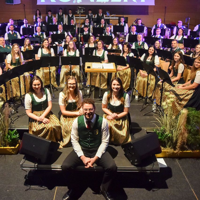 Bild enthält, Stage, Group Performance, Person, People, Adult, Male, Man, Music Band, Urban, Concert