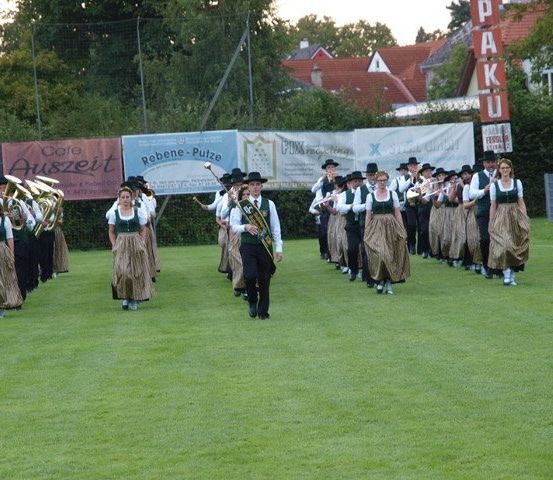 Bild enthält, People, Person, Grass, Plant, Group Performance