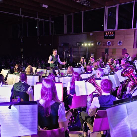 Bild enthält, Urban, Adult, Female, Person, Woman, Concert, Male, Man, Indoors, Lighting