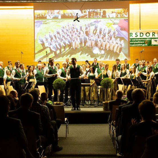 Bild enthält, People, Person, Group Performance, Music Band, Indoors, Concert, Adult, Male, Man, Auditorium