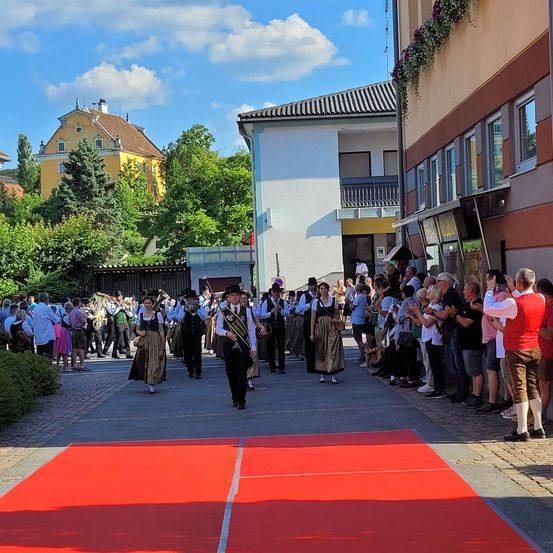 Bild enthält, Fashion, Person, Architecture, Building, College, People