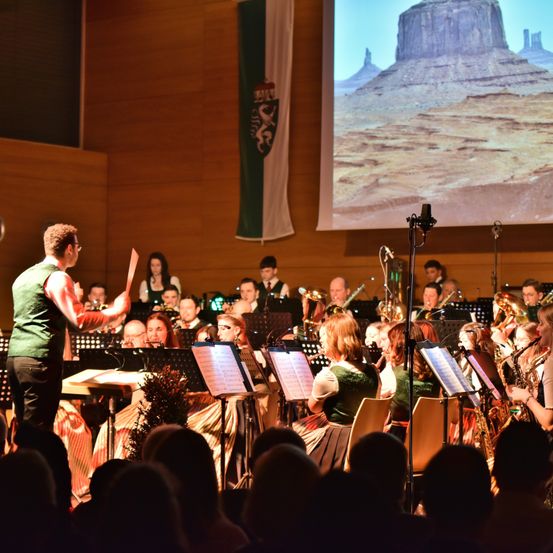 Bild enthält, Concert, Person, Indoors, Adult, Female, Woman, Music Band, Orchestra, Male, Man