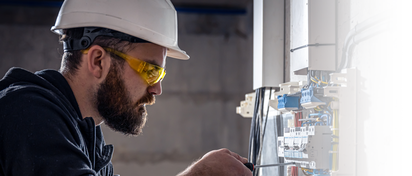 Bild enthält, Hardhat, Helmet, Person, Worker, Adult, Male, Man