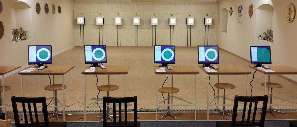 Bild enthält, Furniture, Table, Desk, Electronics, Screen, Computer Hardware, Hardware, Monitor, Chair