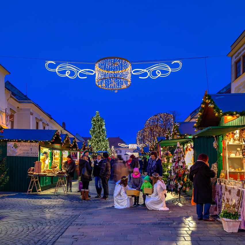 Bild enthält, Urban, Path, City, Walkway, Person, Road, Street, Market, Shop, Face