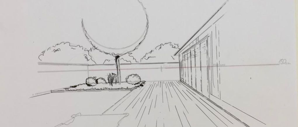 Skizz eines Hinterhofs mit einer Holzterrasse, einem Baum und einigen Pflanzen. Ein Gebäude mit Glasfenstern ist im Hintergrund zu sehen.