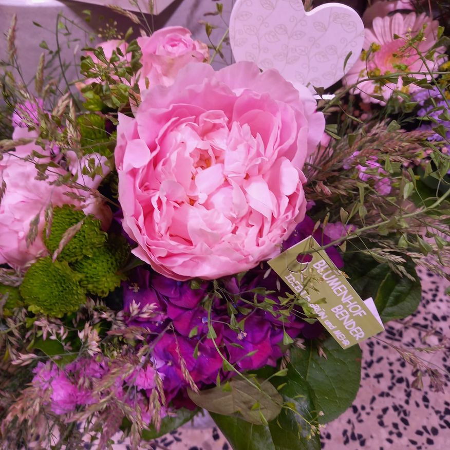 Bild enthält, Flower, Flower Arrangement, Flower Bouquet, Rose, Petal, Floral Design, Pattern, Geranium, Purple