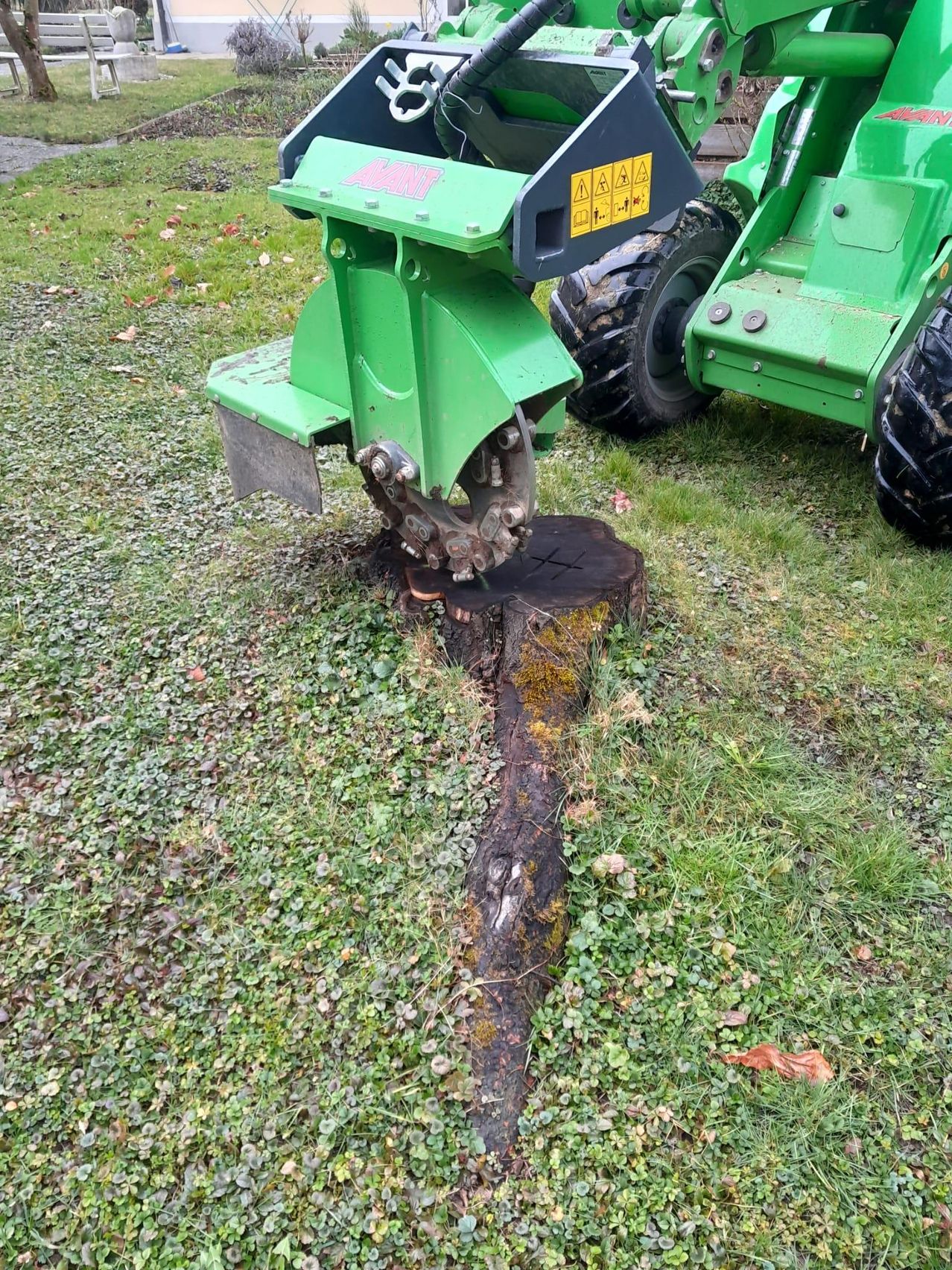 Bild enthält, Tree, Nature, Outdoors, Countryside, Grass, Rural, Farm, Tree Stump, Lawn Mower, Farm Plow
