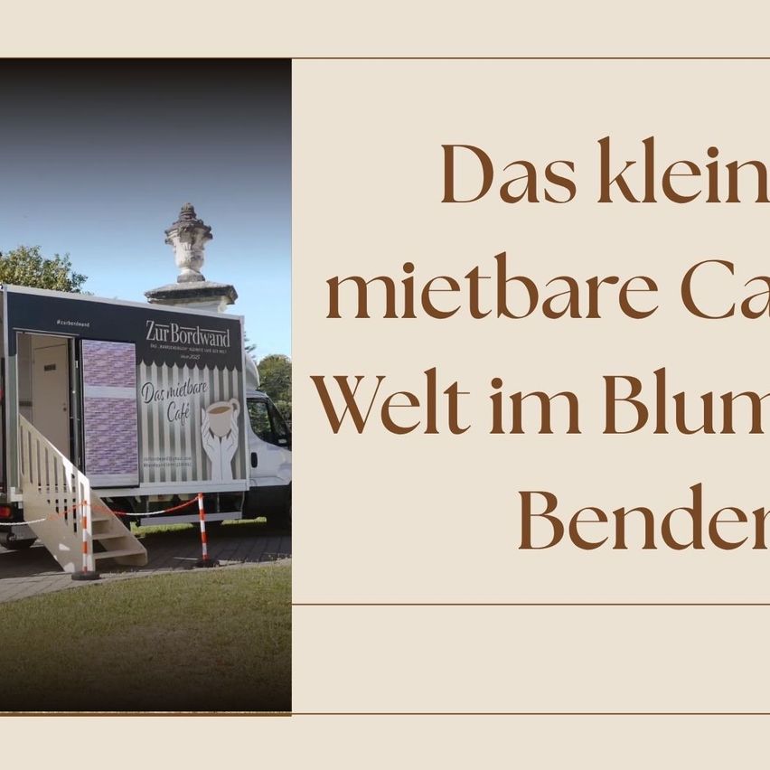 Ein weißer LKW mit einem Café-Design auf einer Wiese geparkt, mit einem Brunnen im Hintergrund. Der Text lautet 'Das kleine mietbare Café Welt im Blumen'.