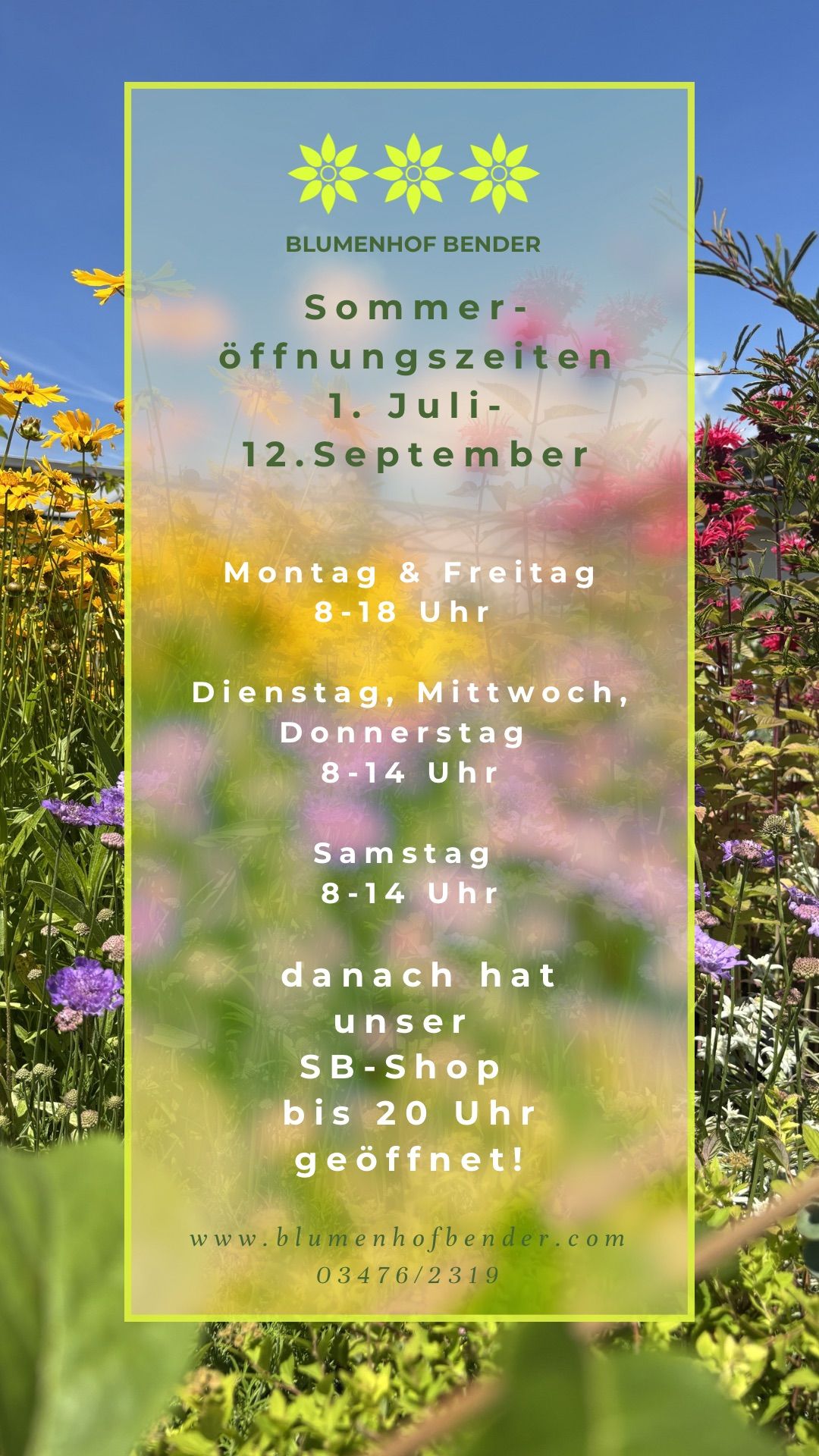 Ein Poster mit Gartenhintergrund zeigt die Öffnungszeiten eines Ladens. Es steht 'Öffnungszeiten vom 1. Juli bis 12. September, Montag und Freitag 8-18, Dienstag, Mittwoch, Donnerstag 8-14, Samstag 8-14, und danach hat unser SB-Shop bis 20 Uhr geöffnet.