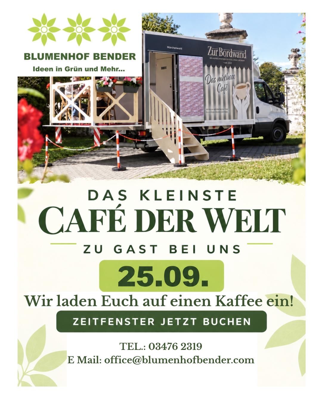 Werbung für das kleinste Café der Welt, mit einem mobilen Kaffeewagen, einer Treppe und einer Person, die an einem Tisch mit Blumen sitzt. Der Wagen steht auf einer Rasenfläche mit Absperrungen und einer roten Blume. Der Text lautet 'Das kleinste Café der Welt zu Gast bei uns'.