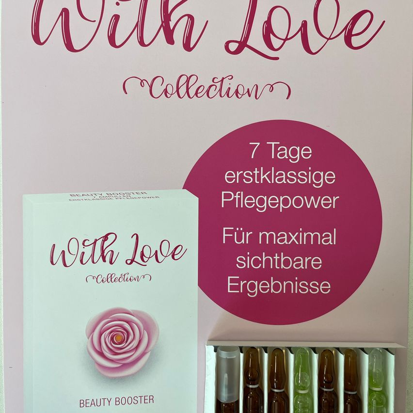 Ein rosafarbener Werbebanner mit dem Text With Love Collection bewirbt einen Beauty Booster. Der Text sagt 7 Tage erstklassige Pflegepower. Unten befinden sich kleine Fläschchen eines Beauty Boosters.