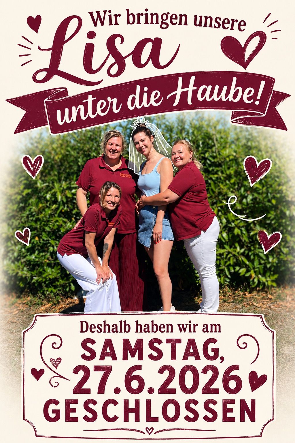 Vier Frauen posieren für ein Foto vor Büschen. Der Text 'unter die Haube!' ist oben. Eine Frau trägt einen Schleier, während die anderen rote Hemden tragen. 'Deshalb haben wir am Samstag, 5.8.' steht unten.