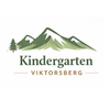 Logo des Kindergartens Viktorsberg mit einem stilisierten Berg, Bäumen und einer kräftigen grünen Schrift auf weißem Hintergrund.