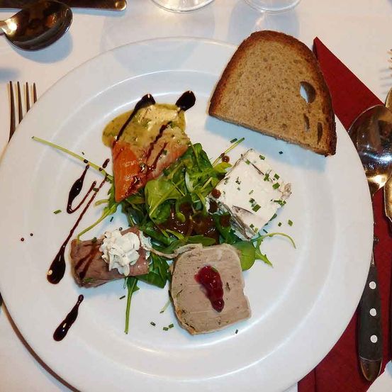 Bild enthält, Food, Food Presentation, Cutlery, Plate, Fork, Bread, Brunch, Spoon, Meal