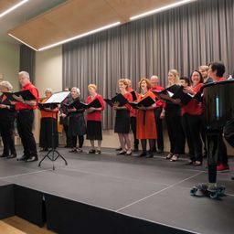 Bild enthält, E-scooter, Group Performance, Person, People, Adult, Male, Man, Crowd, Glasses, Musician