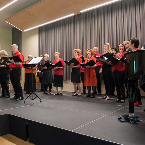 Bild enthält, E-scooter, Group Performance, Person, People, Adult, Male, Man, Crowd, Glasses, Musician