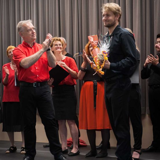 Bild enthält, Adult, Female, Person, Woman, People, Male, Man, Glasses, Shoe, Lobster