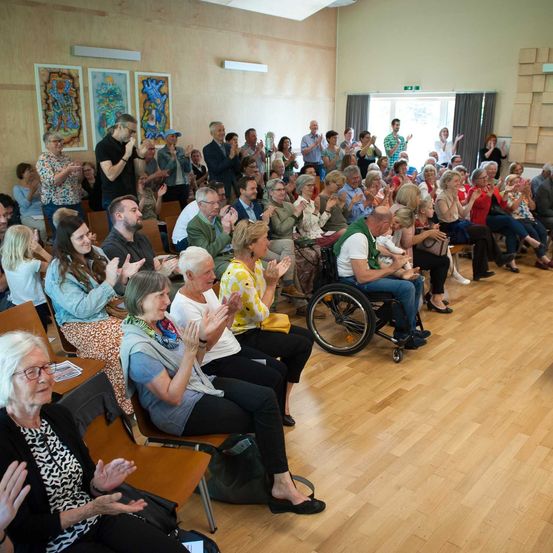 Bild enthält, People, Person, Adult, Male, Man, Female, Woman, Crowd, Handbag, Glasses