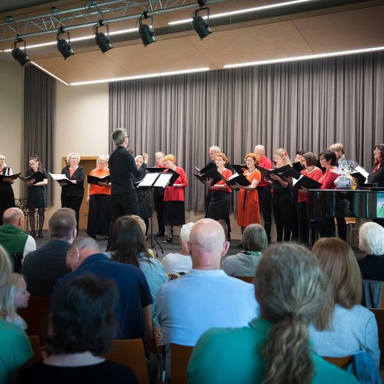 Bild enthält, People, Person, Adult, Male, Man, Female, Woman, Crowd, Child, Girl