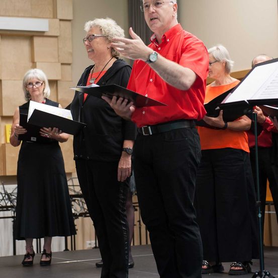 Bild enthält, Adult, Female, Person, Woman, Male, Man, Glasses, Face, Shoe, Necklace