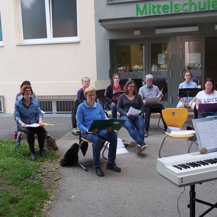 Bild enthält, Music, Musician, Performer, Person, Adult, Female, Woman, Male, Man, Shoe