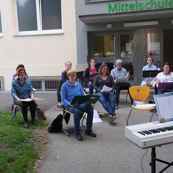 Bild enthält, Music, Musician, Performer, Person, Adult, Female, Woman, Male, Man, Shoe