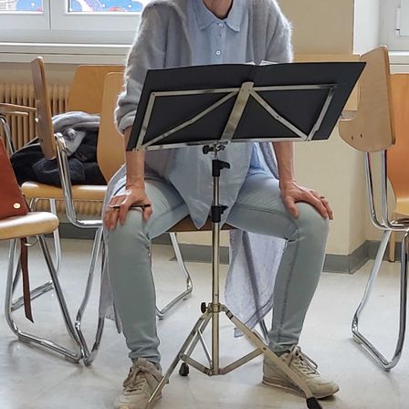 Bild enthält, Person, Sitting, Furniture, Table, Boy, Male, Teen, Desk, E-scooter, Head