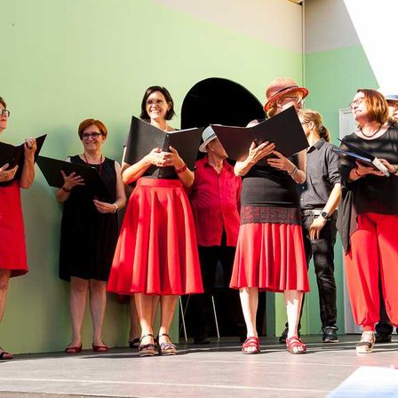 Bild enthält, Adult, Female, Person, Woman, Male, Man, Skirt, Groupshot, Student, Coat