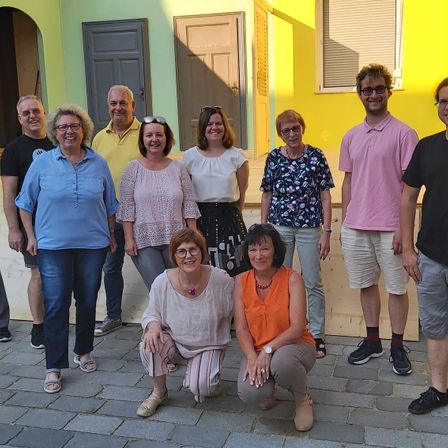 Bild enthält, People, Person, Groupshot, Pants, Adult, Female, Woman, Shorts, Glasses, Man