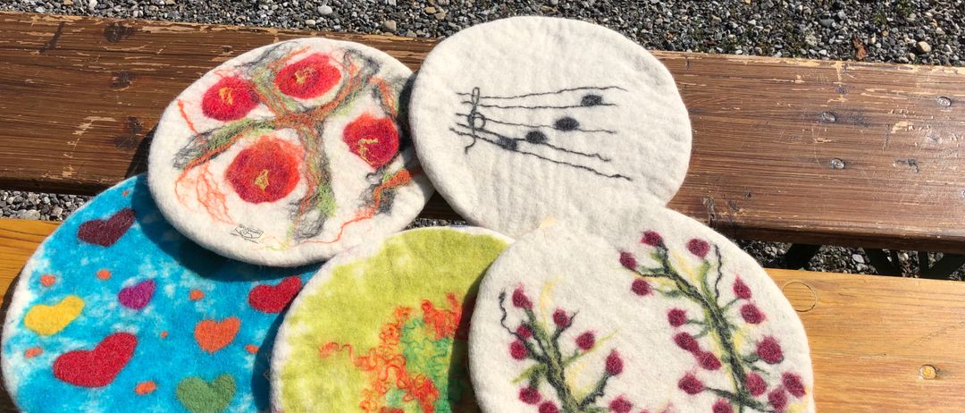 Bild enthält, Pattern, Home Decor, Applique, Embroidery, Rug, Stitch, Clothing, Footwear, Shoe