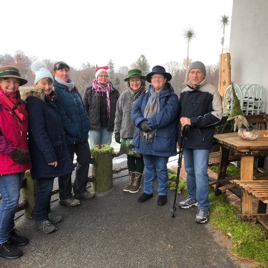Bild enthält, Pants, Coat, Jacket, Jeans, Potted Plant, People, Person, Wood, Table, Man