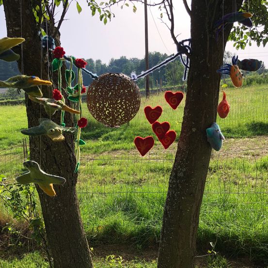 Bild enthält, Tree, Grass, Tree Trunk, Nature, Outdoors, Park, Symbol, Bird, Vegetation, Dinosaur