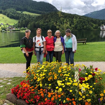 Bild enthält, Grass, Nature, Outdoors, Park, Scenery, Vegetation, Portrait, Flower Bouquet, Pants, Pond