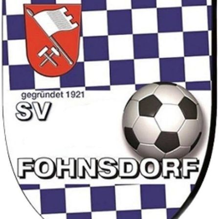 Das Emblem des Fohnsdorfer Fußballvereins, gegründet 1921, zeigt einen Fußball und einen Schild mit einer Flagge und gekreuzten Hämmern.