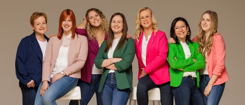 Bild enthält, Groupshot, Person, Jeans, Adult, Female, Woman, Coat, People, Shoe, Jacket