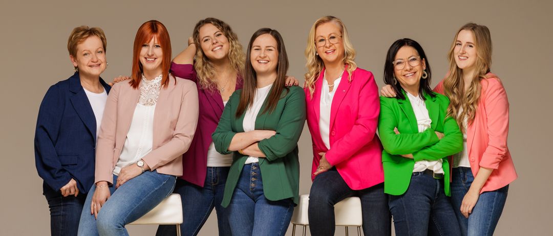 Bild enthält, Groupshot, Person, Jeans, Adult, Female, Woman, Coat, People, Shoe, Jacket