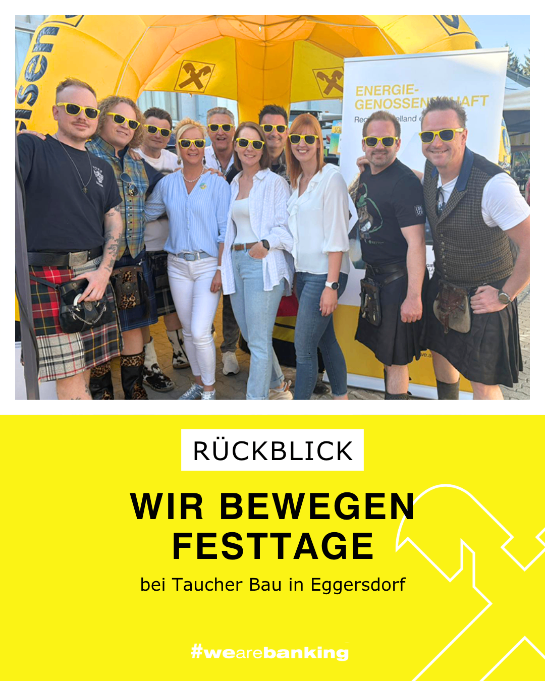 Gruppenfoto bei einer Veranstaltung; Teilnehmer tragen Kilts und Sonnenbrillen. Banner zeigt 'Ruckblick'. Veranstaltungsort ist Taucher Bau in Eggersdorf.