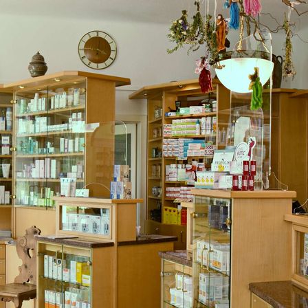 Bild enthält, Shop, Indoors, Person, Market, Pharmacy