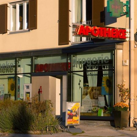 Bild enthält, Bench, Neighborhood, City, Restaurant, Adult, Female, Person, Woman, Building, Shop