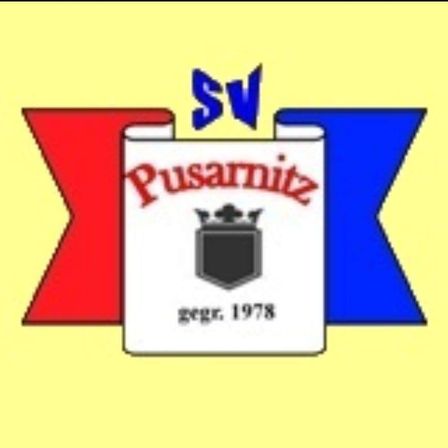 Logo der Gruppe 'SV Pusaritz', gegründet 1978. Es zeigt einen Schild mit Krone, umgeben von roten und blauen Dreiecken auf gelbem Hintergrund.