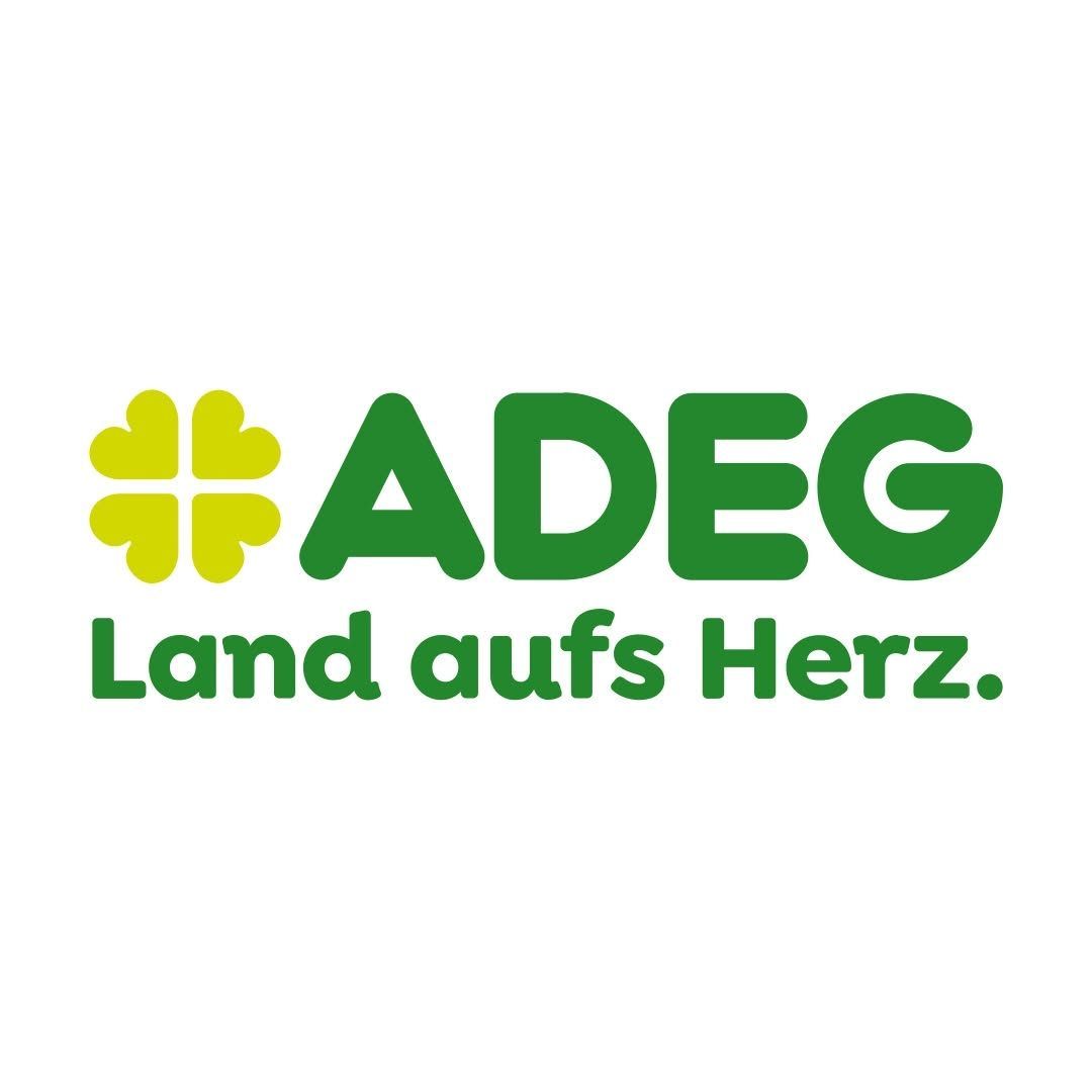 Das ADEG-Logo zeigt ein grünes Kleeblatt mit dem Text ADEG in fetten grünen Buchstaben, gefolgt von dem Satz Land aufs Herz in kleineren grünen Buchstaben.