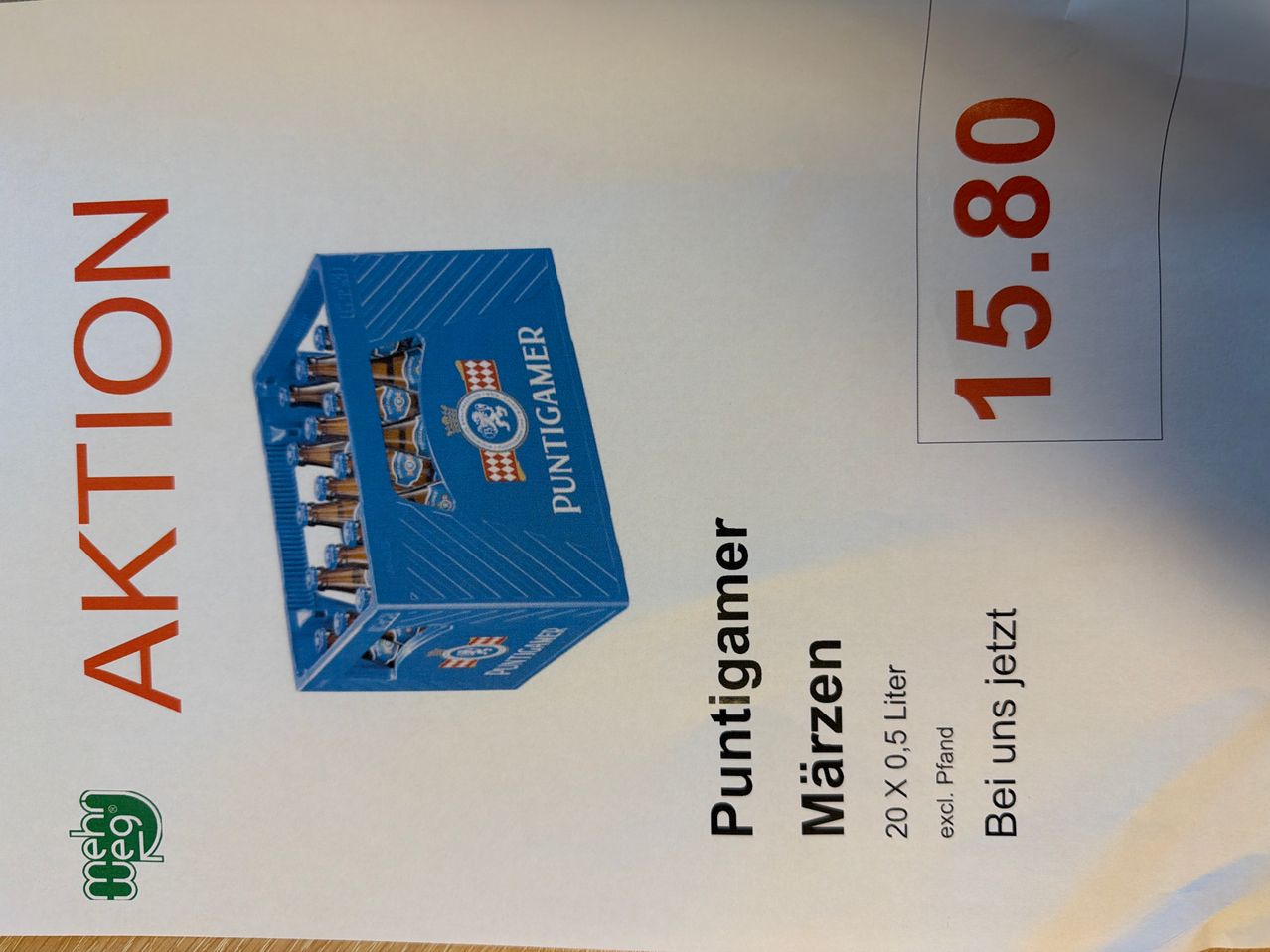 Ein Werbeplakat für Puntigamer Bier, das eine blaue Box mit 20 Flaschen zeigt, zum Preis von 15,80. Die Box hat ein Logo und den Markennamen darauf.