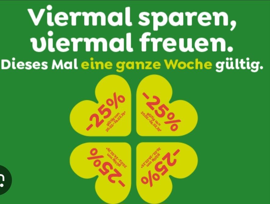 Ein grünes Plakat mit vier gelben Kleeblättern, jedes zeigt einen Rabattprozentsatz. Der Text lautet 'Viermal sparen, viermal freuen. Dieses Mal eine ganze Woche gültig'. Die Rabatte sind -25%, -50%, -25% und -50%.