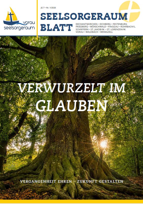Ein Plakat mit einem großen Baum in der Mitte, umgeben von üppigen grünen Blättern. Der Baumstamm ist prominent mit den Worten 'Verwurzelt im Glauben' in fetten weißen Buchstaben geschrieben. Der Hintergrund zeigt einen friedlichen Wald, durch den das Sonnenlicht filtert.