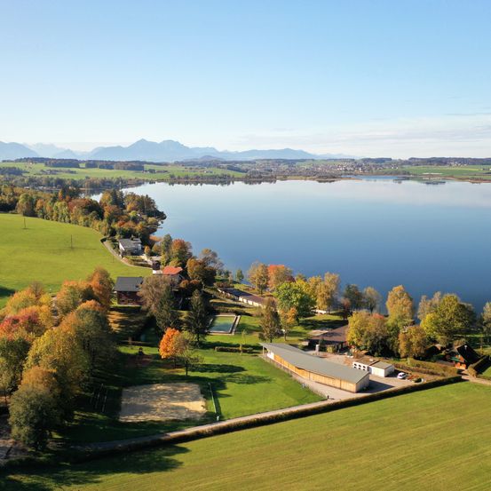 Bild enthält, Nature, Outdoors, Field, Scenery, Grass, Plant, Lake, Water, Building, Golf Course