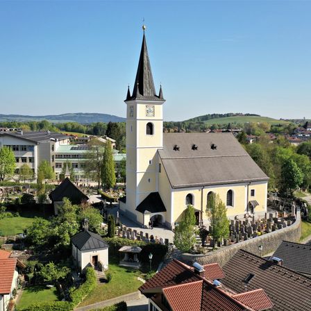 Bild enthält, Architecture, Building, House, Housing, Roof, Spire, Tower, Tile Roof, Clock Tower, Outdoors